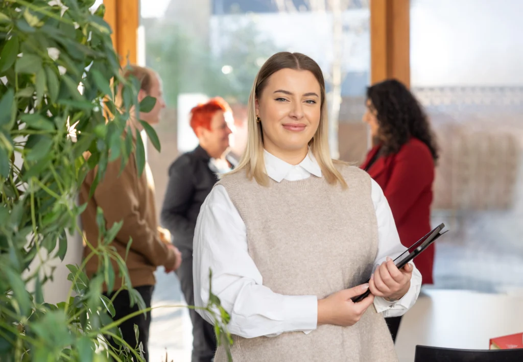 Mitarbeiterin von Wittlich und Partner mit Tablet im Büro